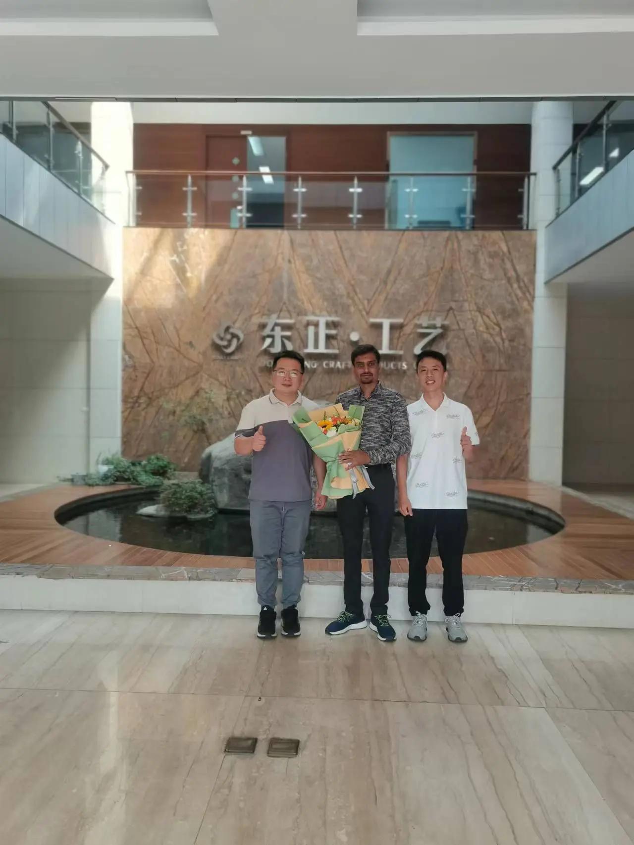 Dongzheng team with visiting customers