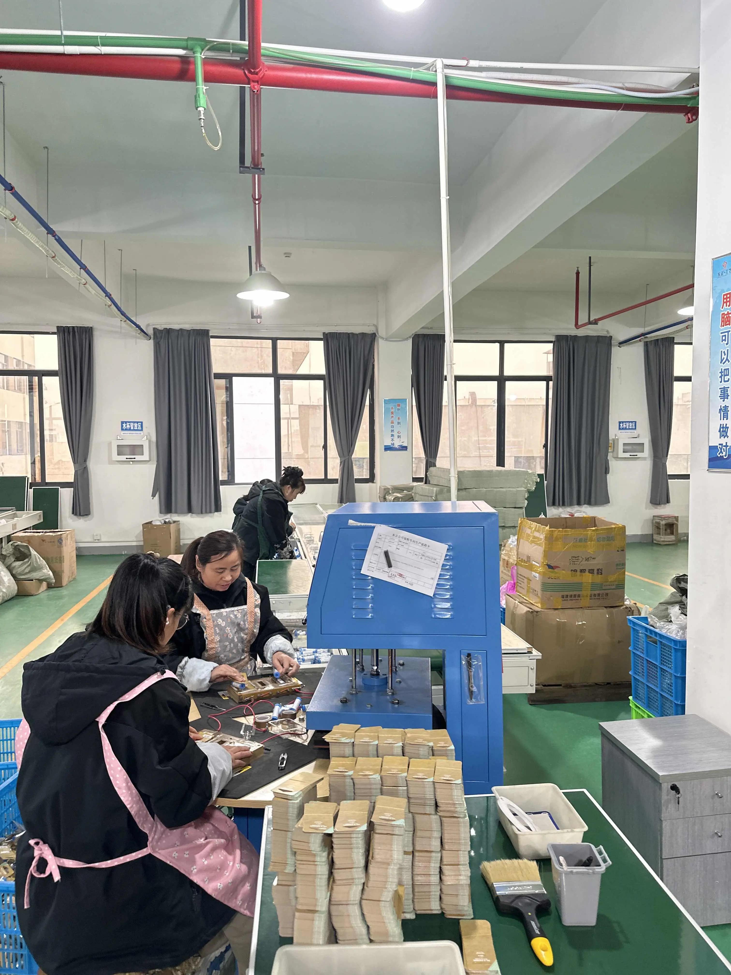 Dongzheng workshop employee handling production work